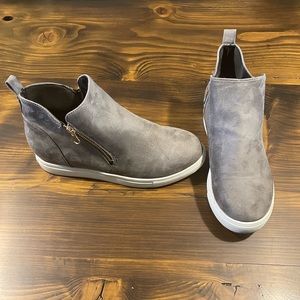 Sneakers with zipper detail.